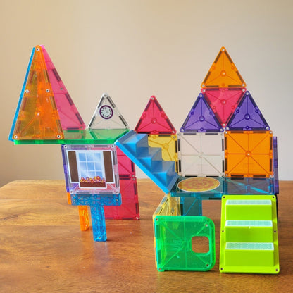 Construção Magna-Tiles com janelas e escadas sobre uma mesa