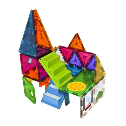 Casa construída com peças translúcidas Magna-Tiles, incluindo escadas