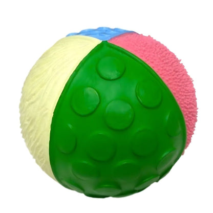 Bola de borracha sensorial vista do gomo verde com relevos redondos