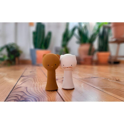 Mordedor de borracha Urso Mimo sobre uma mesa de madeira com plantas