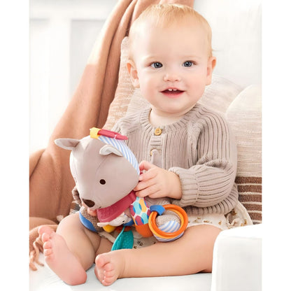 Bebé sorridente a segurar o Peluche de actividades Canguru