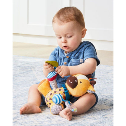Girafa de Atividades: bebé a explorar as texturas da girafa de peluche