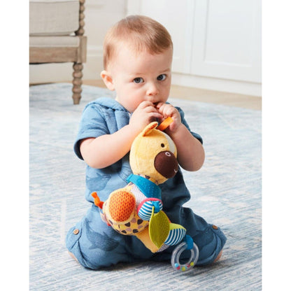 Girafa de Atividades: bebé a levar a girafa de peluche à boca