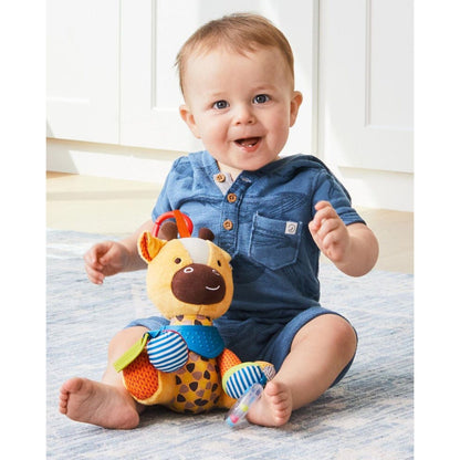 Girafa de Atividades: bebé sentado a sorrir com a girafa de peluche
