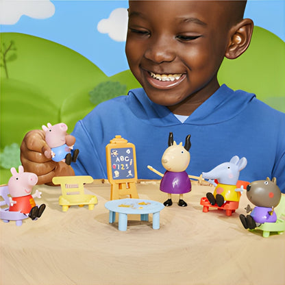 Porquinha Peppa Peppa vai à escola: rapaz sorridente a brincar com as figuras