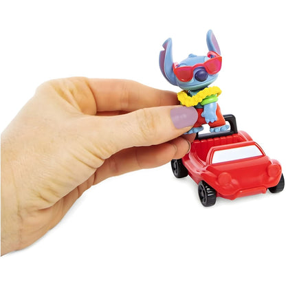 Mão a segurar o Stitch no carro vermelho para mostrar o tamanho