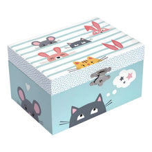 Caixa Gato Bailarino fechada, com tampa às riscas, ilustrações de gatos, coelhos e rato, e fecho metálico