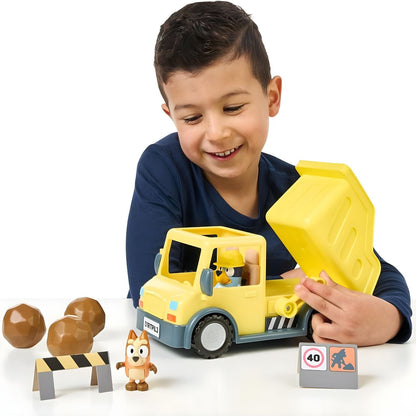 Rapaz a brincar com o Camião basculante da Bluey e as figuras