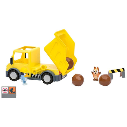 Camião basculante da Bluey com a caixa levantada e figura da Bingo ao lado