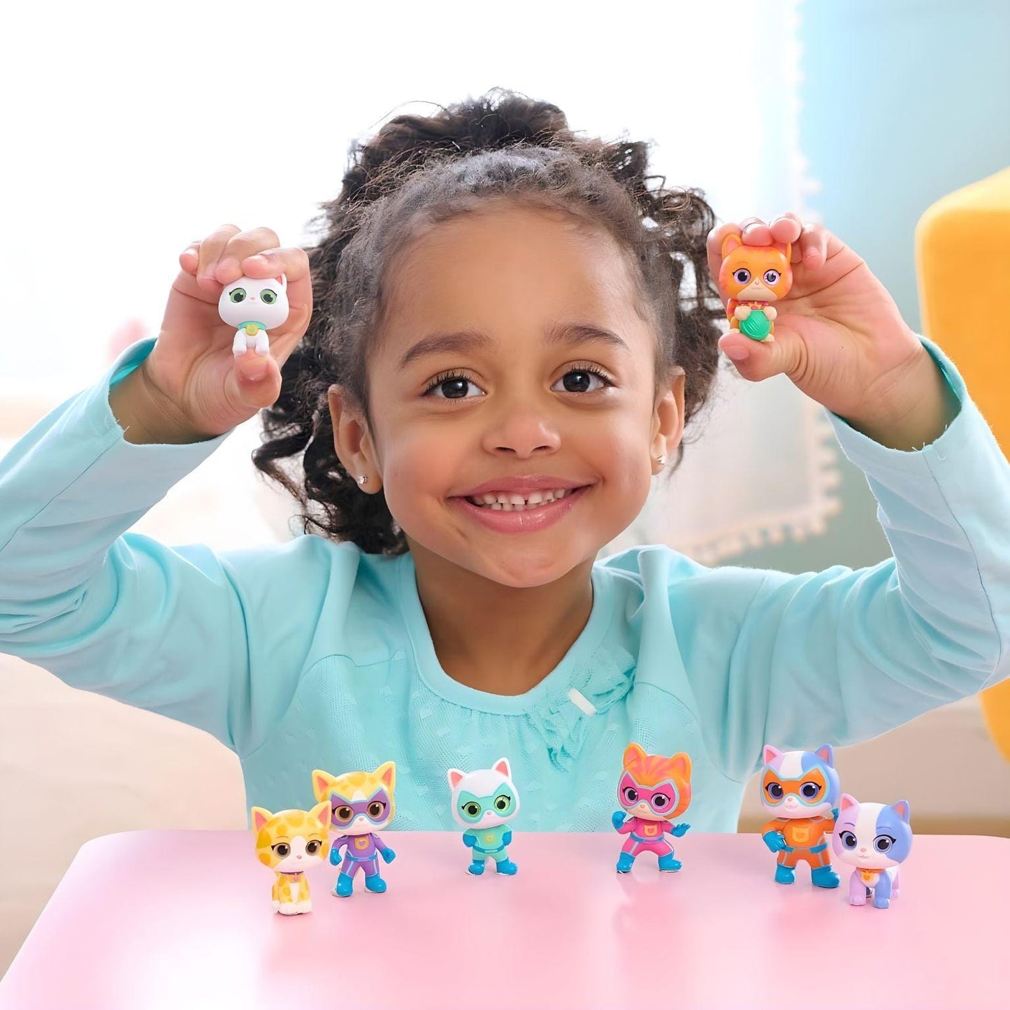 Apresentamos Cápsula Surpresa figura SuperKittens com o SKU 776700425 recomendado para + 3 anos