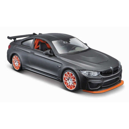 BMW M4 GTS cinzento mate com jantes laranja visto de frente em ângulo