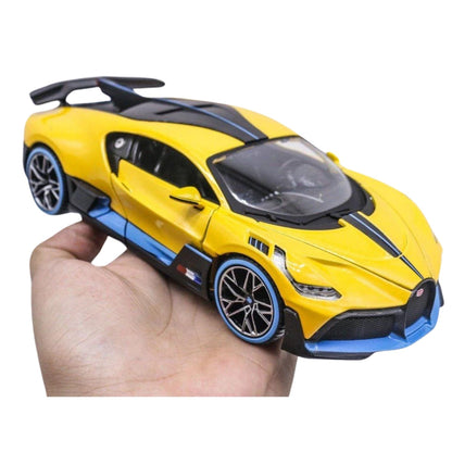 Mão a segurar o Bugatti Divo amarelo em miniatura