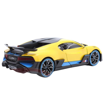Bugatti Divo amarelo visto de trás com asa traseira