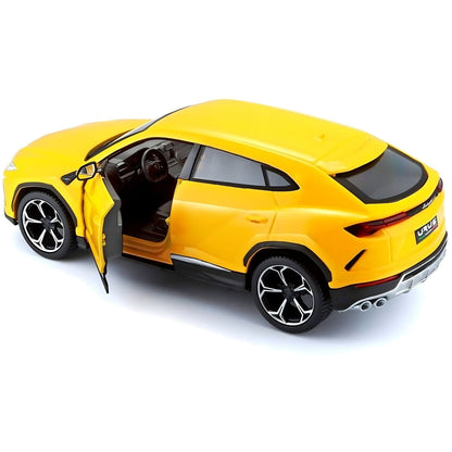 Traseira do Lamborghini Urus amarelo com as portas abertas