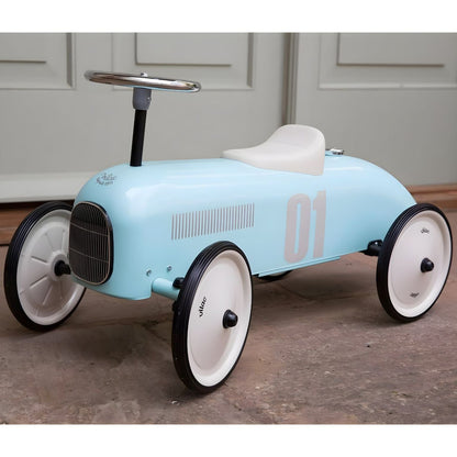Carro de metal Vintage Azul celeste no exterior junto a uma porta