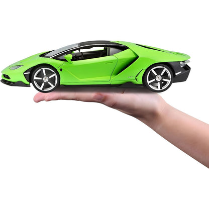 Miniatura Lamborghini Centenario Verde pousada na palma de uma mão, mostrando o tamanho