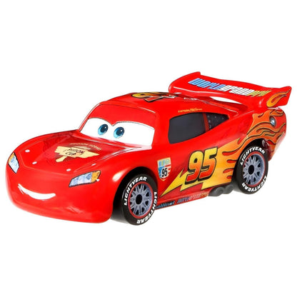 Lightning McQueen com Rodas de Corrida visto de frente em diagonal