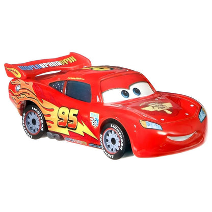 Lightning McQueen vermelho com número 95 e rodas de corrida, vista lateral