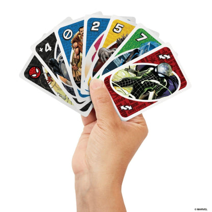 Mão a segurar cartas do Uno The Amazing Spider-Man em leque