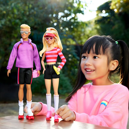 Menina sorridente ao lado das bonecas Barbie e Ken Patinadores no exterior