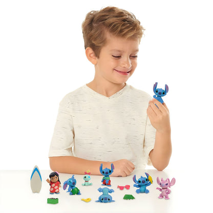 Rapaz a brincar com o Conjunto de figuras Stitch numa mesa