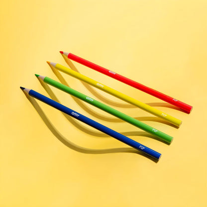 Quatro lápis de colorir Pop sobre fundo amarelo