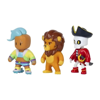 Três figuras Stumble Guys do Pack 3: patinador, leão e pirata esqueleto