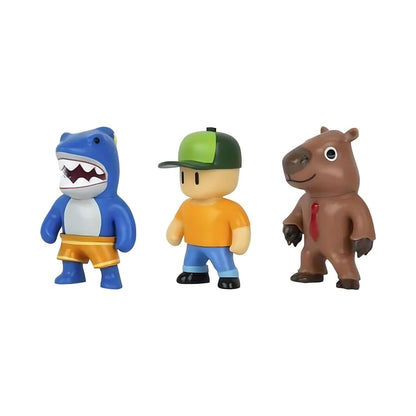 Três figuras Stumble Guys do Pack 6: tubarão azul, rapaz de boné e capivara