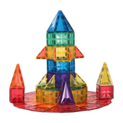 Torre em forma de foguetão feita com peças magnéticas translúcidas coloridas