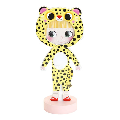 A roupa da Mia: boneca Mia de madeira com fato de leopardo amarelo num suporte