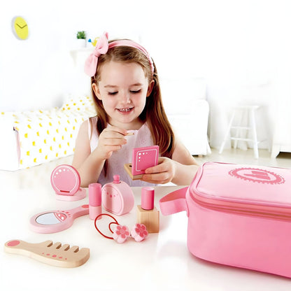 Menina a brincar com o Conjunto de beleza Beauty à mesa
