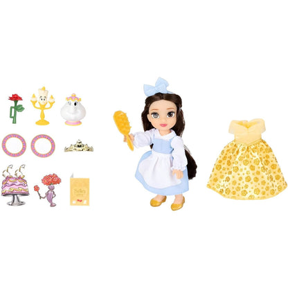 Boneca Bela de vestido azul com avental e vestido amarelo ao lado