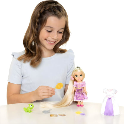 Menina a brincar com o Conjunto Princesa Disney Rapunzel numa mesa