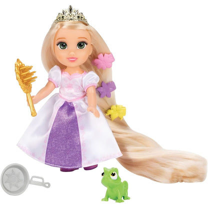 Boneca Rapunzel de cabelo comprido com vestido branco e lilás, Pascal e frigideira
