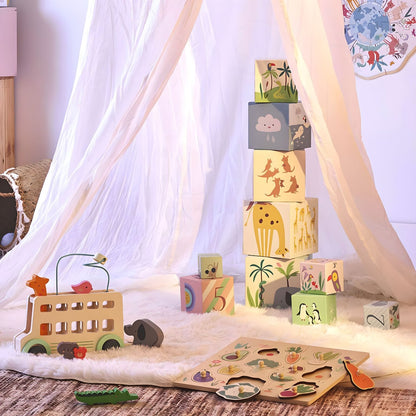 Cubos de empilhar Animais do Mundo num quarto infantil com outros brinquedos