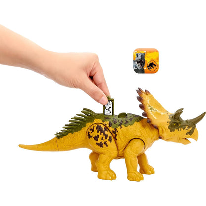 Mão a inserir um cubo no dorso do Jurassic World Ruge e Ataca Regaliceratops