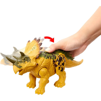 Mão a pressionar o dorso do Jurassic World Regaliceratops para ativar o ataque