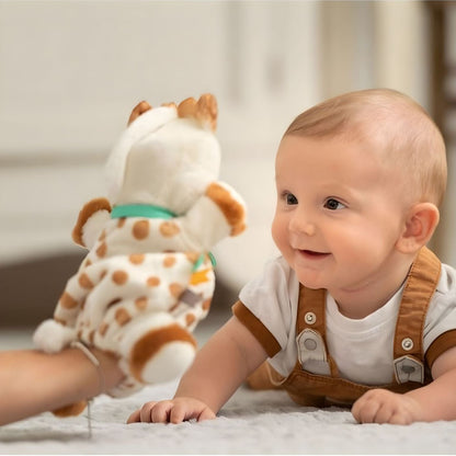 Bebé deitado a sorrir para o Doudou Marioneta Girafa Sofia
