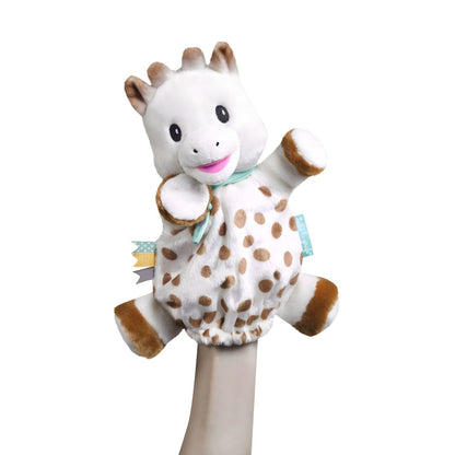 Doudou Marioneta Girafa Sofia com uma mão por dentro a mexer a marioneta
