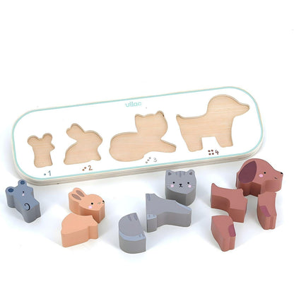 Base de encaixe vazia com as peças de animais ao lado