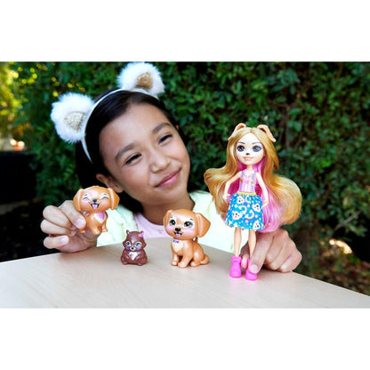 Menina com orelhas de cão a brincar com a Gerika Enchantimals e os cães