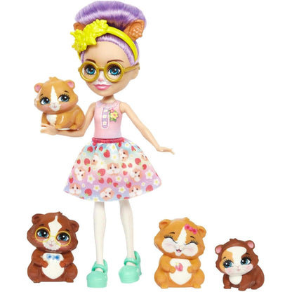 Boneca Enchantimals Glee de pé a segurar um porquinho-da-índia, com a família ao lado