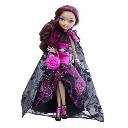 Boneca Briar Beauty com flor rosa na mão e capa de renda preta, vista em diagonal