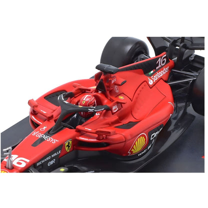 Pormenor do cockpit e piloto do Ferrari SF-23 em miniatura
