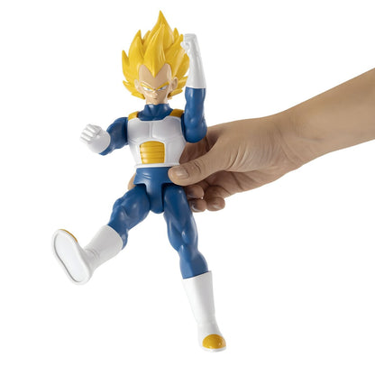 Mão a segurar a figura Dragon Ball Limit Breaker Super Saiyan Vegeta em pose de pontapé