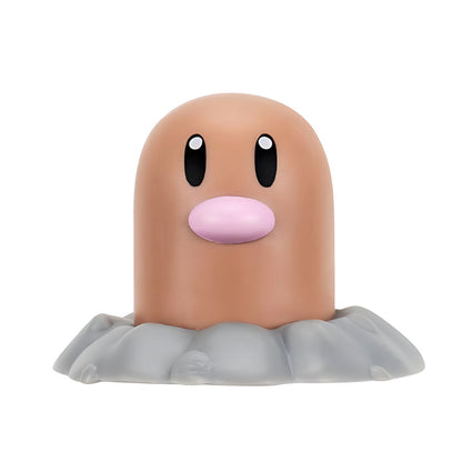 Figuras Pokémon Diglett a emergir do solo e Bulbasaur com bolbo verde