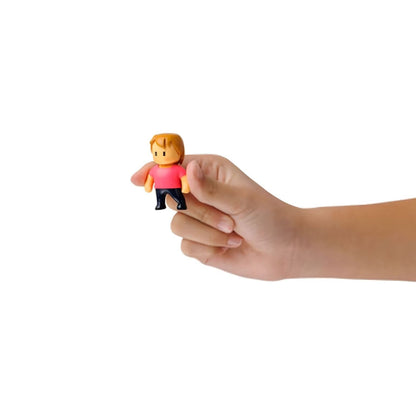 Mão a segurar uma figura Stumble Guys de cabelo ruivo e camisola rosa