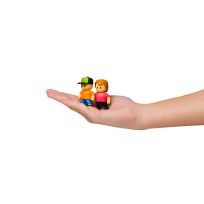 Duas figuras Stumble Guys na palma de uma mão estendida