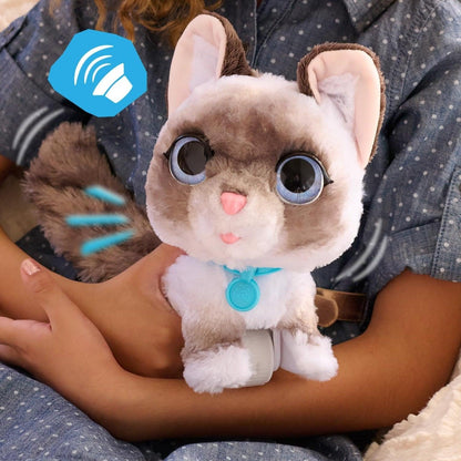 FurReal Friends Wagalots Kitty ao colo de uma criança, com ícone de som