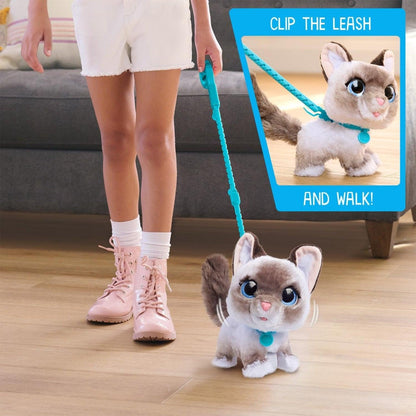 Criança a passear o FurReal Wagalots Kitty pela trela azul na sala